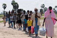 Tamilští civilisté prchají z oblasti bojů