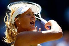 Šarapovová při úderu