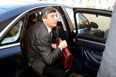 Jan Fischer přijíždí do Hrzánského paláce