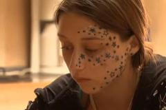 Dívka se po tetování probudila s noční oblohou na tváři