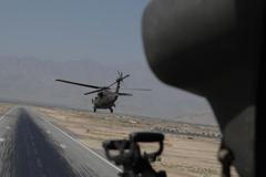 UH-60 Blackhawk startují ze základny v Bagrámu