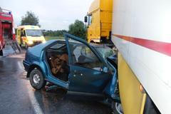 Auto skončilo pod návěsem kamionu