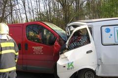 Při čelní srážce u Stříbra zemřeli oba řidiči