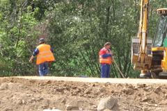 Dělníci na stavbě silnice.