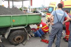 Muž zavalený náklaďákem