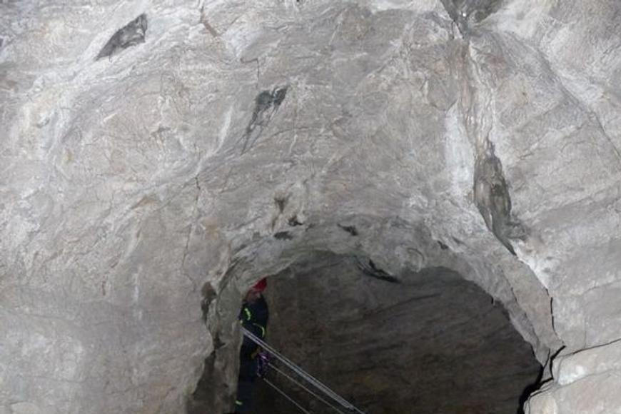 V jeskyni na Moravském krasu je zaklíněný zraněný muž, hasiči se snaží ho dostat ven