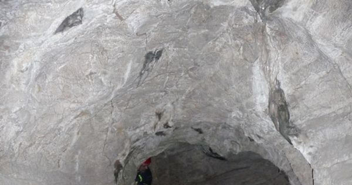 V jeskyni na Moravském krasu je zaklíněný zraněný muž, hasiči se snaží ho dostat ven