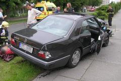 Dodávka sešrotovala kočárek s dítětem