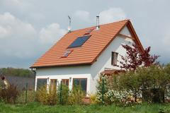 Dům se solárními panely