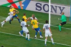 Brazílie - USA: Melo střílí branku