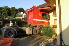 Opilý řidič naboural kamionem dům známého