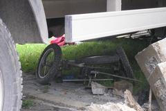 Dodávka sešrotovala kočárek s dítětem