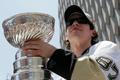 Sidney Crosby ukazuje Stanley Cup