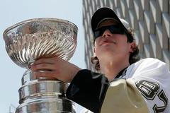 Sidney Crosby ukazuje Stanley Cup