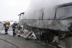 Požár autobusu na D11