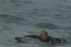 Surfař zachránil topícího se klokana