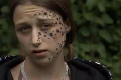 Dívka se po tetování probudila s noční oblohou na tváři