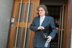 Bohumil Kulínský odchází od soudu v Hradci Králové