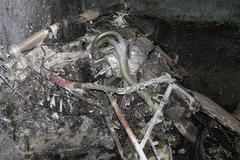 Motocykl i řidič po nehodě na Rokycansku shořeli