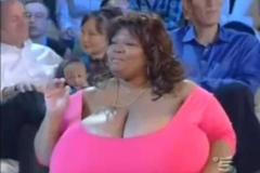 Největší přírodní prsa na světě má Američanka