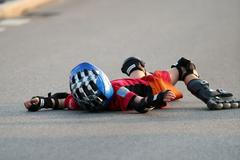 Pád dítěte na kolečkových bruslích