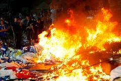 Fanoušci švýcarského klubu FC Luzern si vítězství nad Luganem pořádně užili. Ihned po vítězství začali Allmend Stadion rozebírat, odnášeli si i brankové konstrukce a na jedná z tribun zapálili oheň. Pro stařičký stadion to byl po pětasedmdesáti letech po