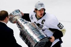 Kapitán Pitsburghu Sydney Crosby zvedá po sedmém finálovém duelu Stanley Cup