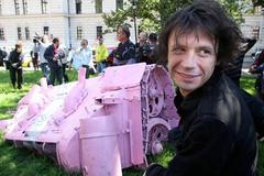 Růžový tank opět musel zmizet