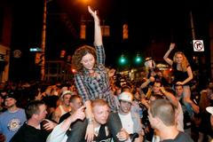 Fanoušci Pittsburghu slaví Stanley Cup v ulicích města.