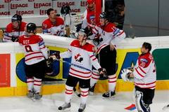 Zkalmání hráčů Kanady po finálové porážce od Ruska