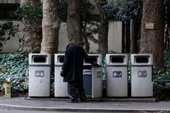 Bezdomovec u popelnice