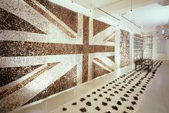 Číňan dělá vlajky z lidských vlasů