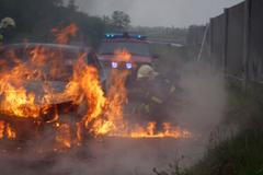 Hasiči našli v autě ohořelou mrtvolu