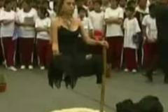 Kouzelnice levitovala před objektivy kamer