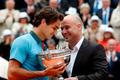 Roger Federer Federer dostává trofej pro vítěze Roland Garros od Andre Agassiho