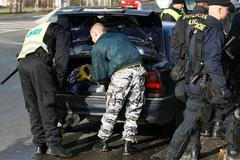 Policie prohlíží auto, kterým do Litvínova mířili radikálové