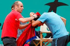 Jeden z diváků vběhl při finále Roland Garros na kurt. A ochranka měla plné ruce práce