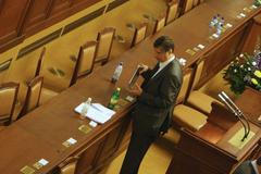 Poslanci rozhodují o důvěře ve Fischerův kabinet