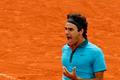 Roger Federer se raduje z premiérového titulu v Roland Garros.