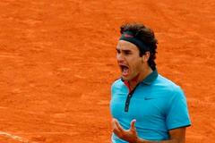 Roger Federer se raduje z premiérového titulu v Roland Garros.