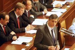 Poslanci rozhodují o důvěře ve Fischerův kabinet