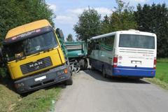 Náklaďák se srazil s autobusem