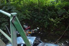 Auto spadlo do potoka