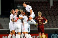 Fotbalsitky Anglie slaví gól v síti Ruska