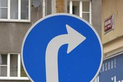 Dopravní značka - přikázaný směr jízdy - doprava