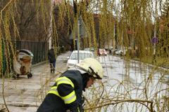 Bouřka lámala stromy a trhala střechy