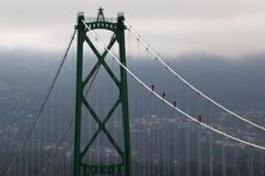 Hasiči vylezli až na vrchol obřího mostu ve Vancouveru