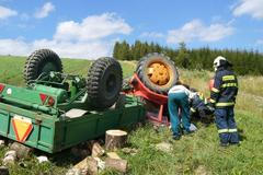 Traktor zavalil na louce řidiče
