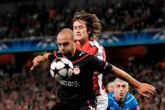 Tomáš Rosický z Arsenalu bojuje o míč s Raulem Bravem z Olympiakosu.