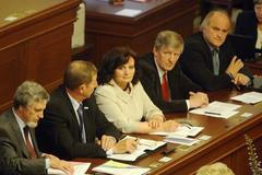 Poslanci rozhodují o důvěře ve Fischerův kabinet